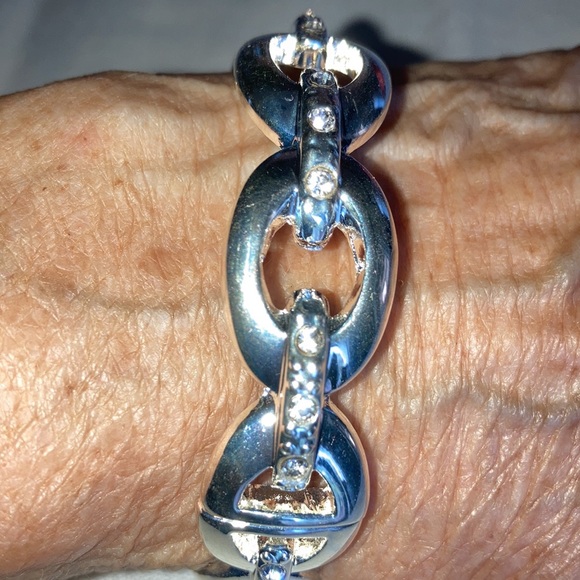 Jewelry - NWOT shiny silvertone round bracelet has oval shapes w/ rhinestone lines $22